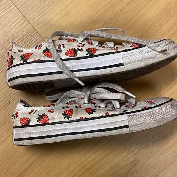 Girls Kids Sz 13 Converse Chuck Taylor All Star Low Strawberry Print Sneakers - Picture 6 of 10